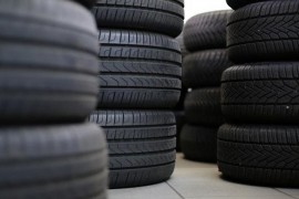Guma spala sa prikolice kamiona i udarila ženu