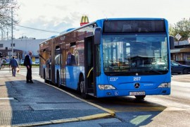 Tuča u autobusu: Prigovorio ženi da će probuditi bebu pa joj polomio ...