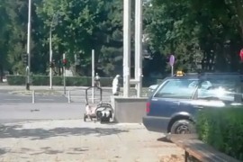 Automobil nakon sudara s kombijem udario majku i tromjesečnu bebu