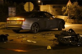 Sudar dva motora i automobila, poginuo motociklista