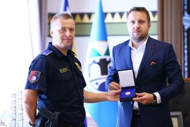 Skaka nagradio policajca koji je razoružao ženu nakon što je ranila ...