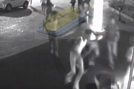 Desetak dječaka brutalno pretuklo dvojicu muškaraca