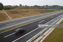 Upozorenje vozačima: Psi lutalice na autoputu kod Prnjavora
