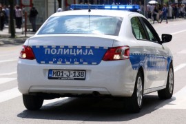 Pijan vozio sa lažnim tablicama, udario policajca pa bježao