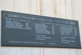 Slikali se sa znakom dvoglavog orla ispred spomenika ubijenim Srbima