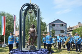 Tri mladića i djevojka ukrali mač sa spomenika Sibinjan Janka