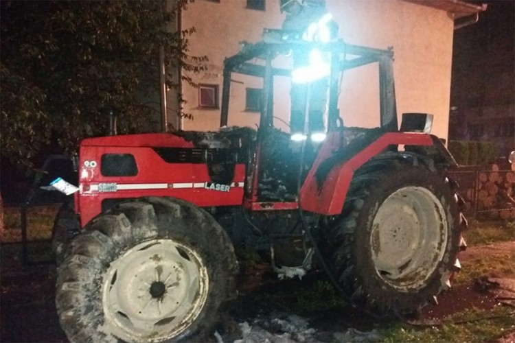 Nepoznati počinilac zapalio traktor
