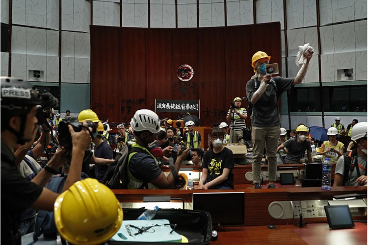 Haos u Hong Kongu: Demonstranti upali u parlament