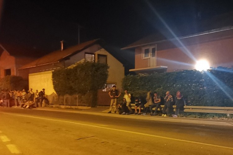 Migranti krenuli pješke prema Prijedoru