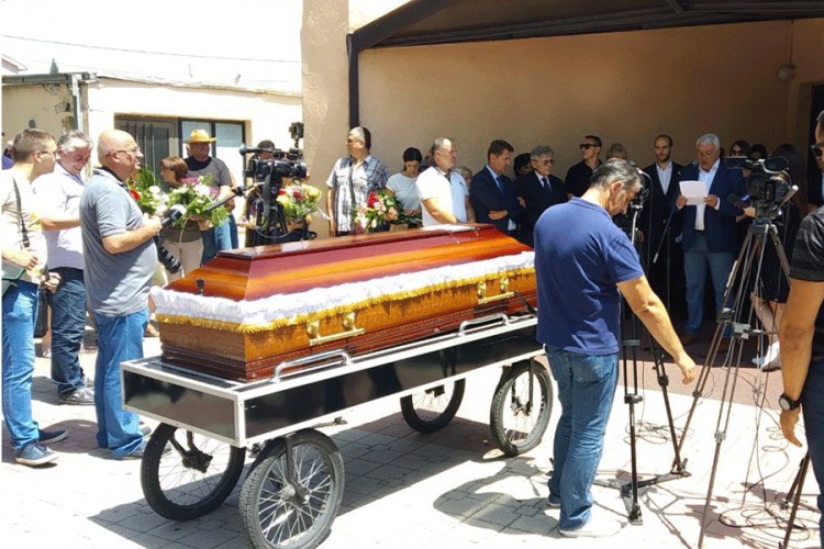 Hiljade građana odale poštu Momiru Bulatoviću