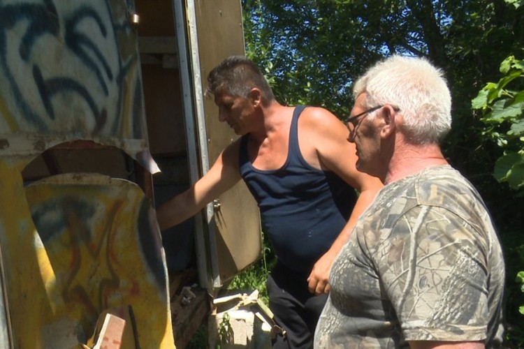 Medvjed uništio košnice pa se počastio medom