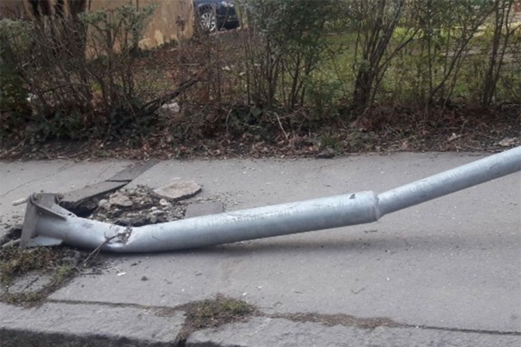 Udarila automobilom u stub