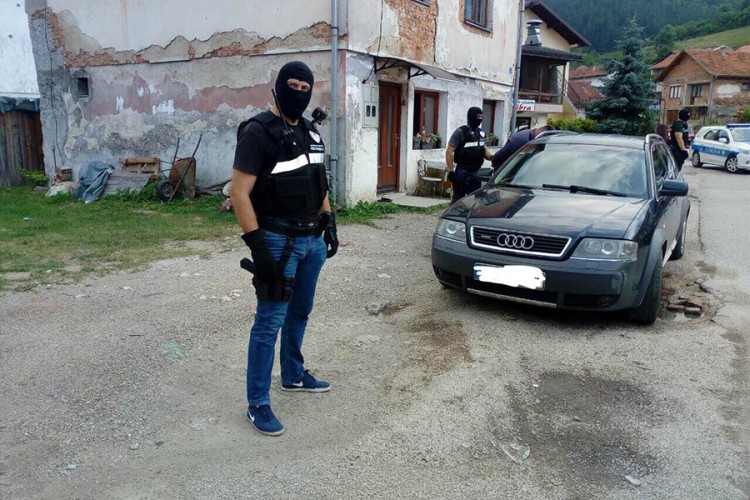 Policija kod sveštenika pronašla eksploziv i municiju