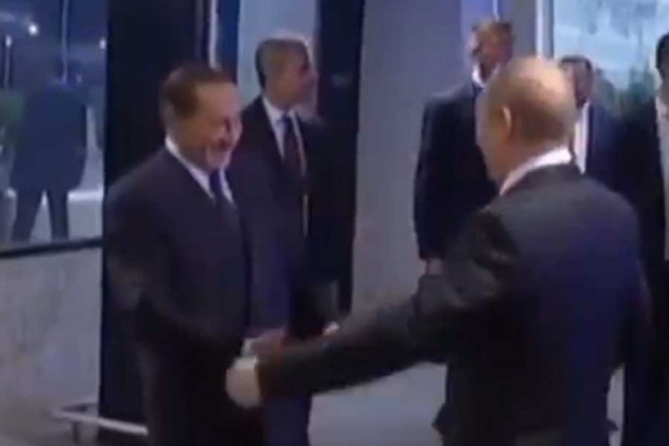 Putin se na aerodromu sastao sa Berluskonijem