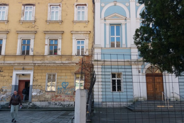 Srušena ograda podjele u školskom dvorištu u Travniku