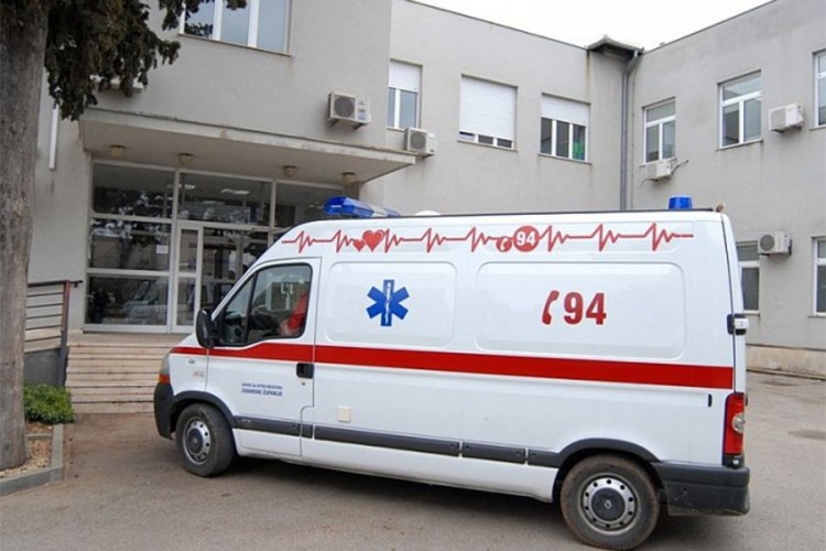 Djevojčica u teškom stanju, satima bila zatvorena u autu na vrućini
