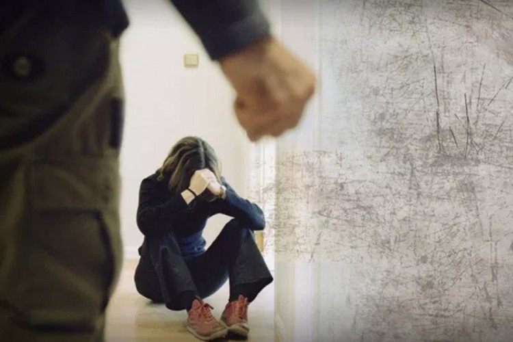 Majka i sinovi držali tinejdžerku u zarobljeništvu i zlostavljali je