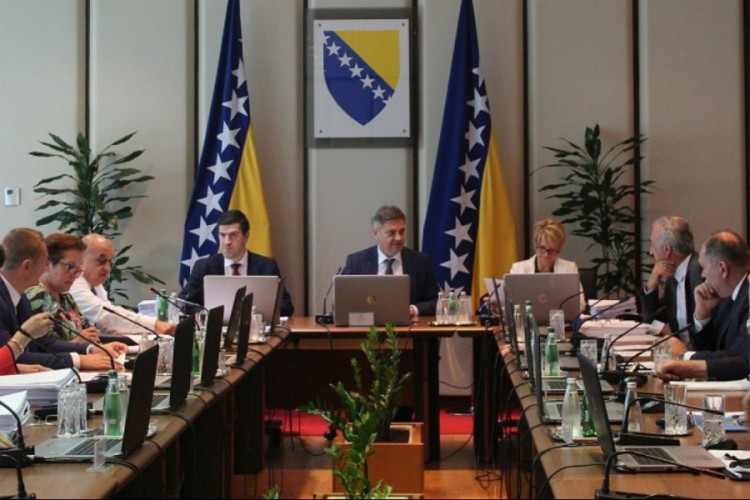 Sekretari i pomoćnici ministara gube status državnih službenika?