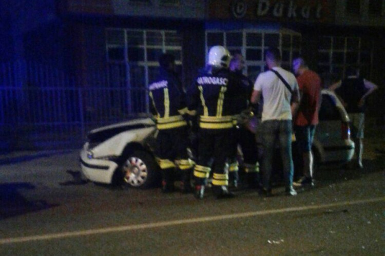 Dvije osobe povrijeđene u sudaru u Trnu, saobraćaj u potpunosti obustavljen