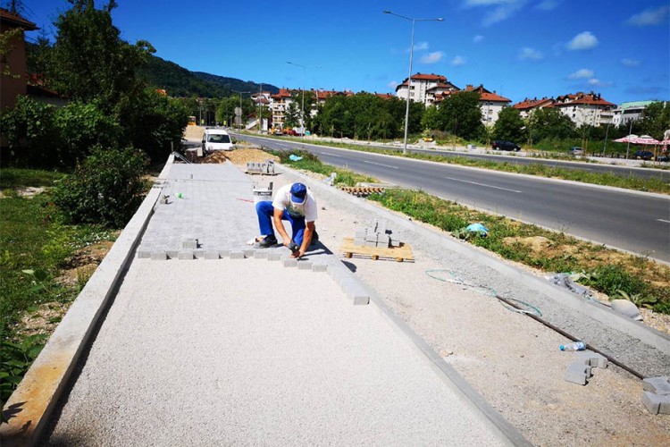 Počelo popločavanje pješačke staze uz Istočni tranzit u Banjaluci