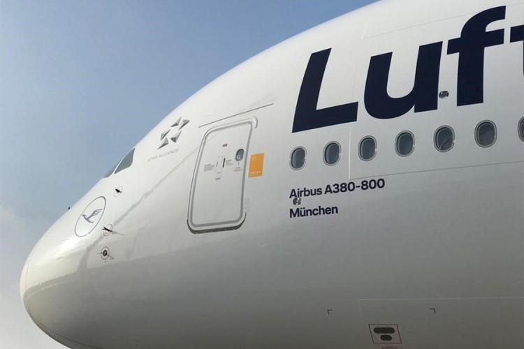 Inspektori pregledaju krila "Erbasovih " modela "A380"