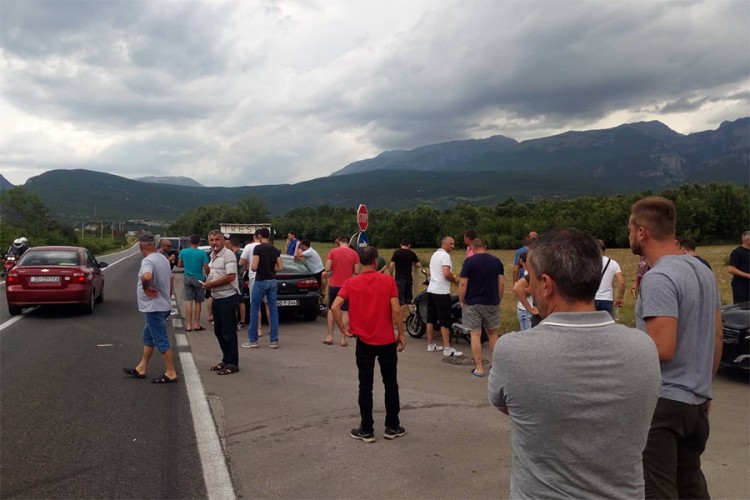 Policija uz upotrebu sile uklonila radnike "Aluminija"
