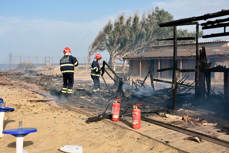 Požar u Kataniji, uništena plaža