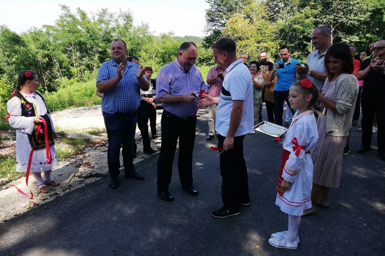 U selo Jutrogošta stigao prvi asfalt