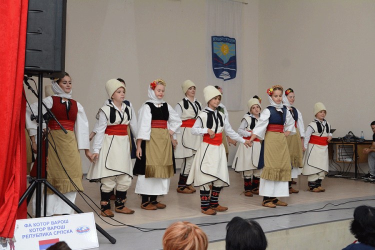 Sabor folklora okupio 12 kulturno umjetničkih društava