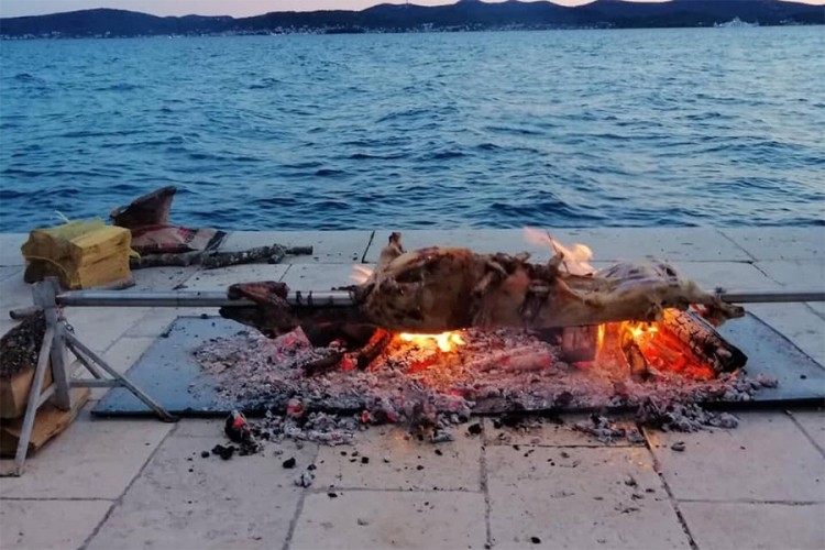 Pekli jagnje na zadarskoj rivi