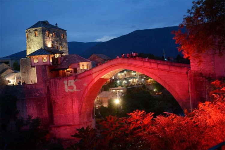 Stari most u Mostaru u bojama turske zastave