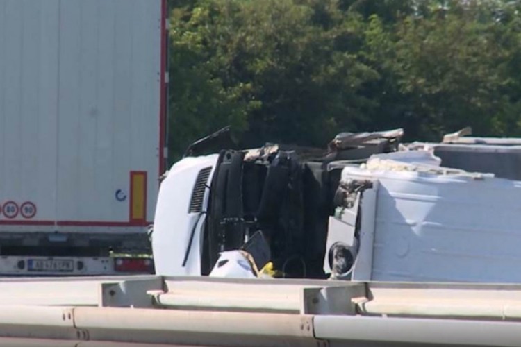 Jedna osoba poginula u sudaru kombija, kamiona i automobila