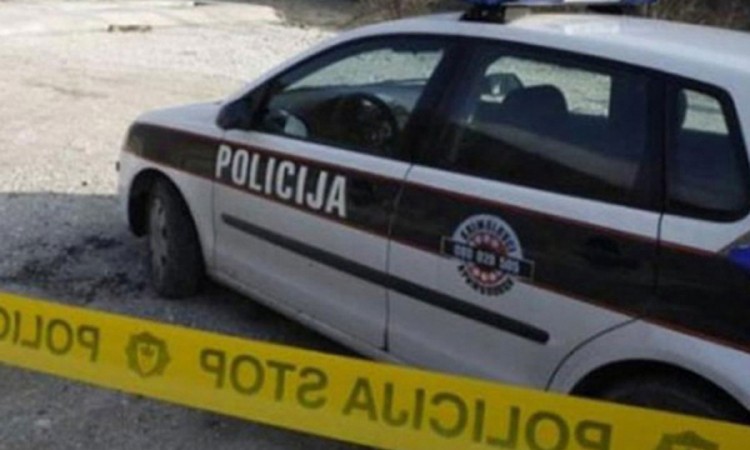Bačena eksplozivna naprava ispred zgrade u Tuzli