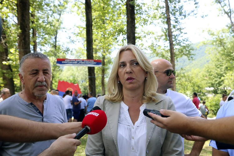 Cvijanović uručila ključeve vozila za prevoz učenika u mjestu Pljeva