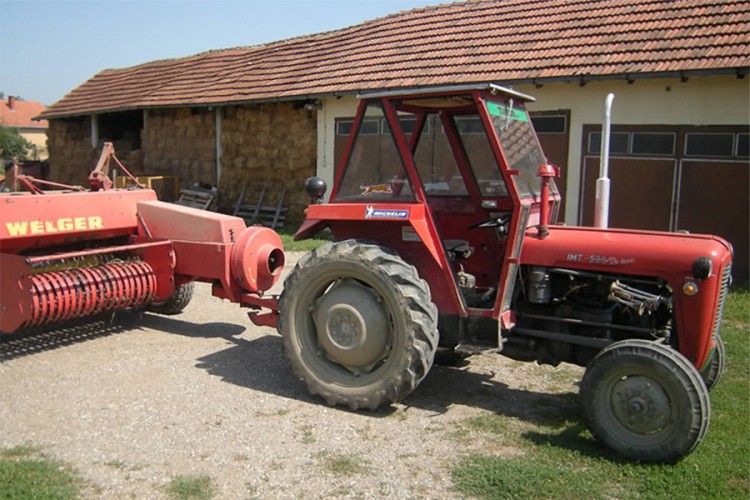 Usmrtio ga traktor dok je radio na njivi