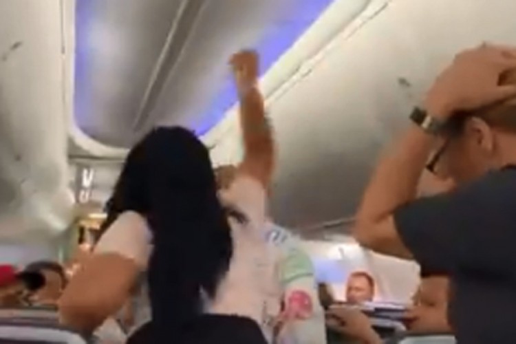 Razbila laptop dečku od glavu jer je pogledao drugu u avionu