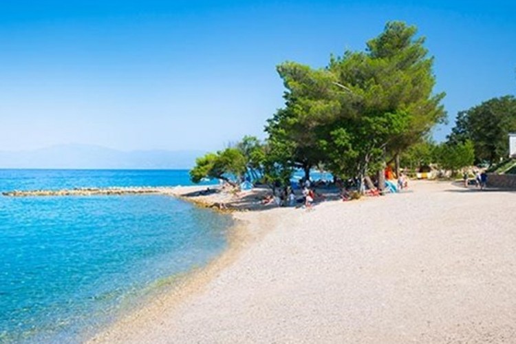 Vlasnik odustao od naplaćivanja hlada na plaži na Krku