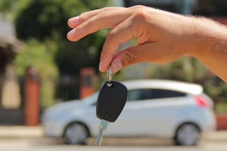 Kod kuće odštampala novac i otišla da kupi auto