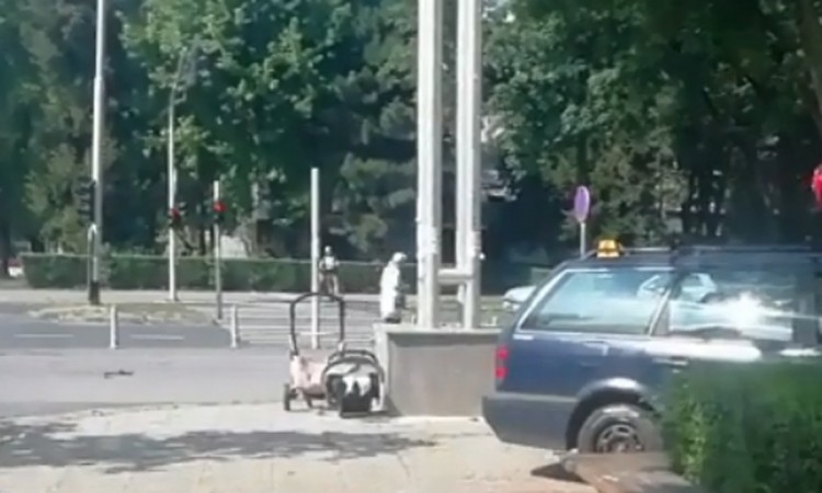 Automobil nakon sudara s kombijem udario majku i tromjesečnu bebu