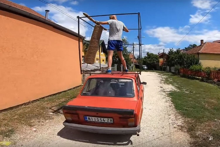 Ring na krovu "stojadina": Okačio vreću o ražanj i udarao