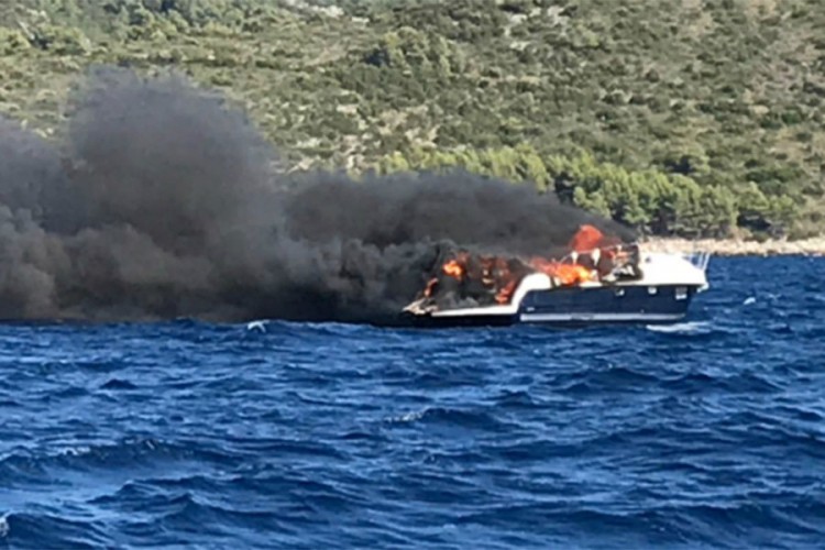 Potonula jahta kod Hvara, prijeti isticanje 900 litara goriva