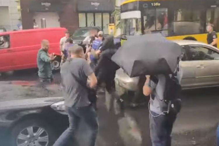 Muškarac skočio na Porešenkov auto, izbila masovna tuča
