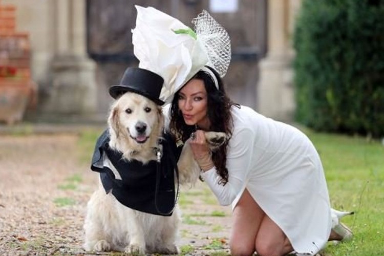 Bivša manekenka se udaje za psa, kumovi dva haskija