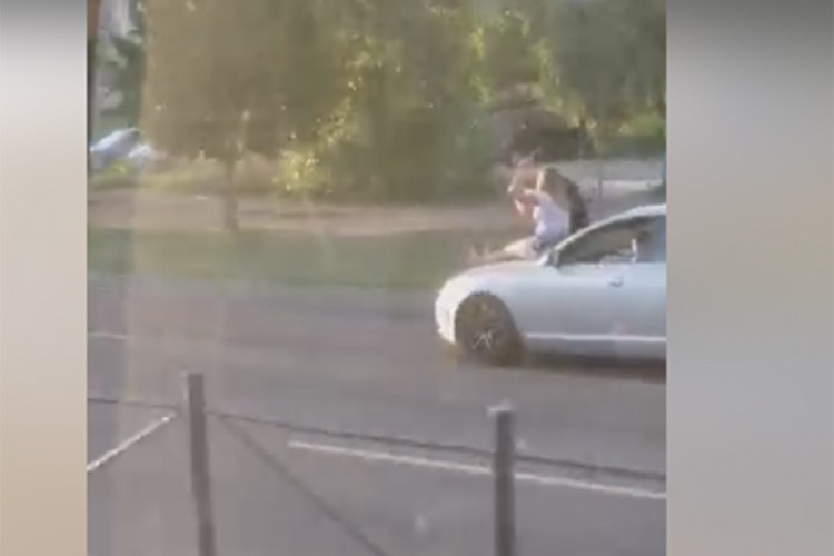 Taksista vozio djevojke na haubi