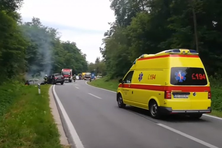 Težak sudar u Hrvatskoj: Šest povrijeđenih, automobil izgorio