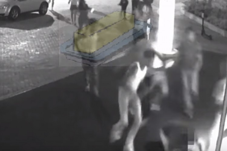 Desetak dječaka brutalno pretuklo dvojicu muškaraca