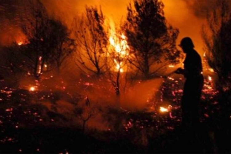 Teška situacija u Šibeniku, povrijeđen vatrogasac