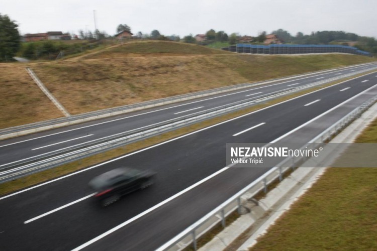 Upozorenje vozačima: Psi lutalice na autoputu kod Prnjavora