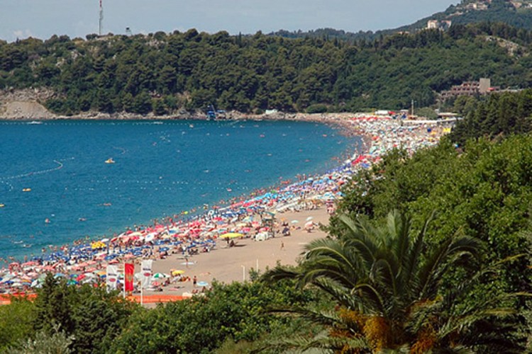 Smrad "zarobio" goste u hotelu, fekalije plivaju u Bečićima