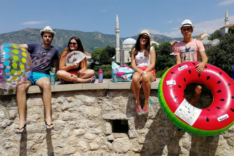 Vesela družina na ulicama gradova otkrila najbliži put prema ostrvu